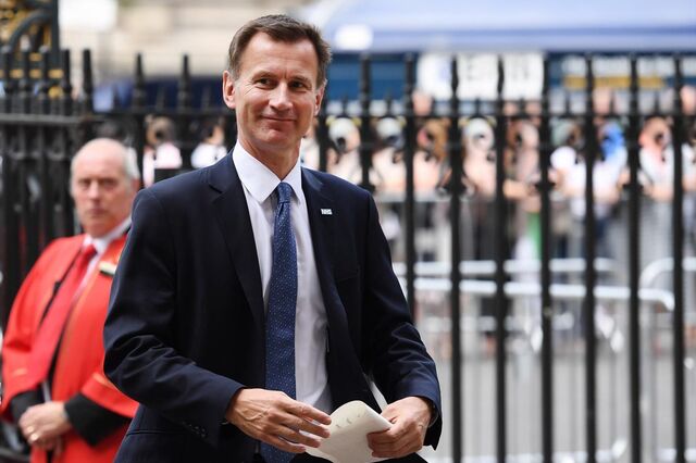 Ministro da Economia britânico admite subida de impostos para responder à crise