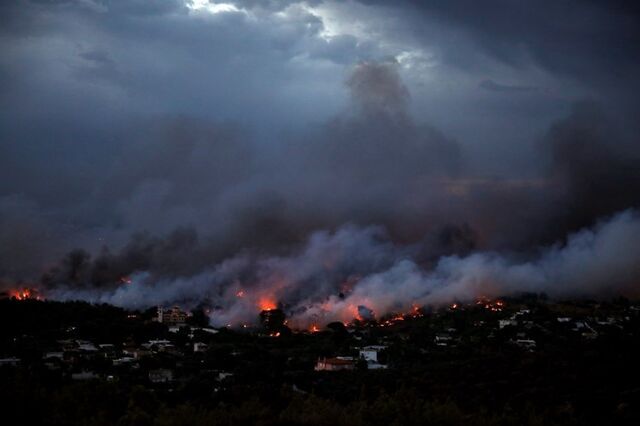 Vítimas mortais dos incêndios na Grécia sobem para 91 e há 25 desaparecidos   