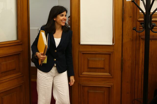 Governo volta atrás na retirada de poderes à AdC