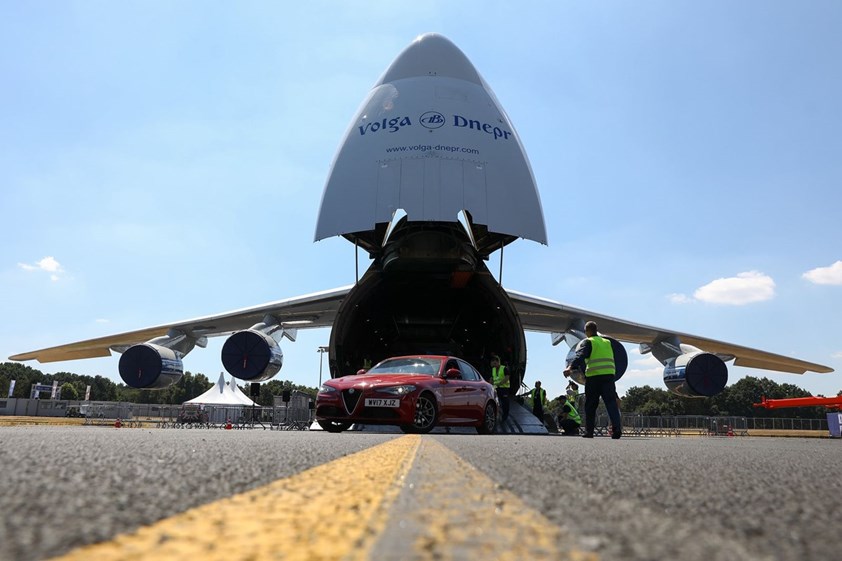 Um Alfa-Romeo a sair do avião e carga Antonov An-124
