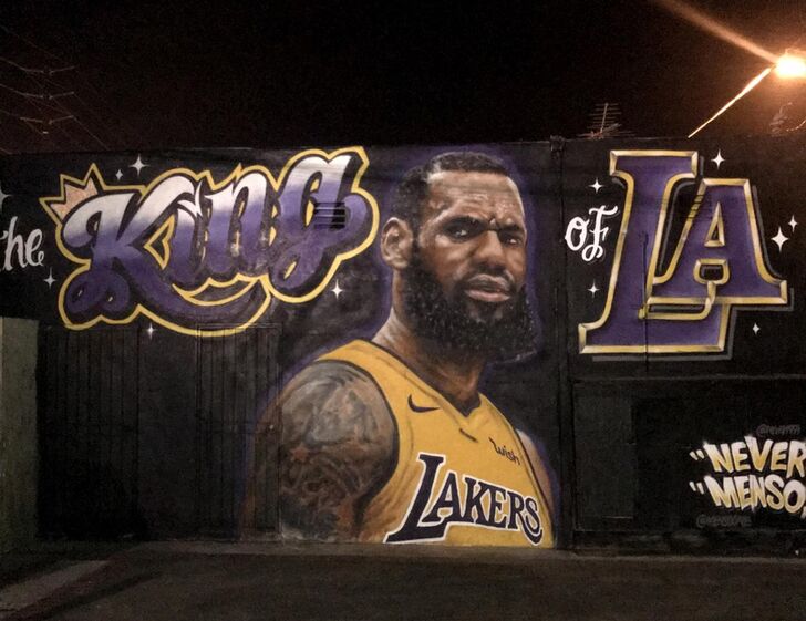 Los Angeles Lakers - 3.300 milhões de dólares