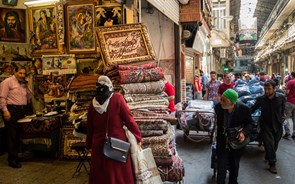 Petróleo, tapetes persas e pistachios: vão entrar em vigor sanções dos EUA ao Irão