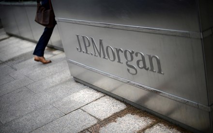 Lucros da JPMorgan caem 42% no primeiro trimestre para 7,65 mil milhões