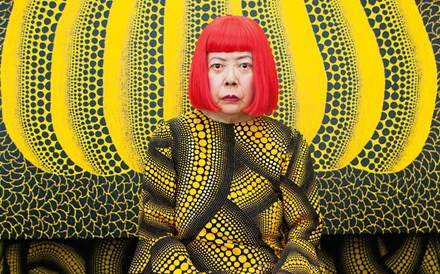 A obra de arte que protagoniza este caso é assinada por Yayoi Kusama, uma conhecida artista japonesa. Um dos traços identificadores do seu trabalho é o uso exagerado de bolas e pontos. 