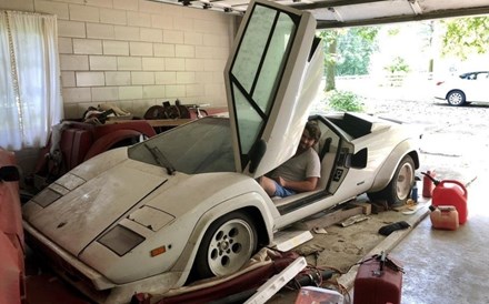 Lamborghini e Ferrari encontrados na garagem da avó