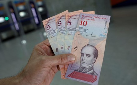 Venezuela vive 'dolarização informal e caótica' e uso do bolívar decai