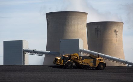 Carbono ferve em bolsa e ainda pode aquecer