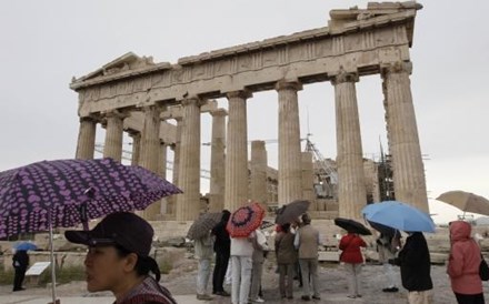 Credores terminam visita a Atenas um dia após anúncio de descida de impostos