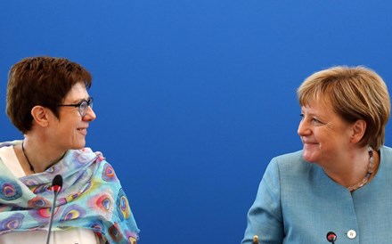 Conservadores alemães preferem delfim de Merkel para liderar CDU