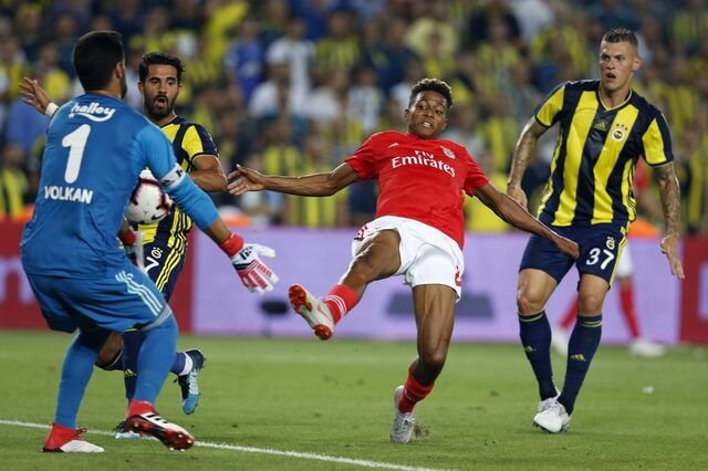 Benfica supera Sporting em bolsa com acções a dispararem para máximo de quatro anos