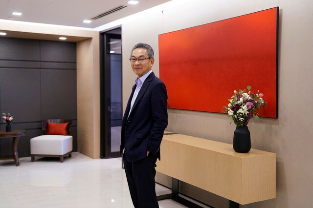 Executivo de topo de Singapura dispensou os seus próprios serviços