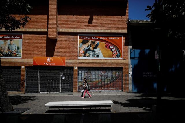 Ruas desertas e comércios fechados em dia de reconversão monetária na Venezuela   