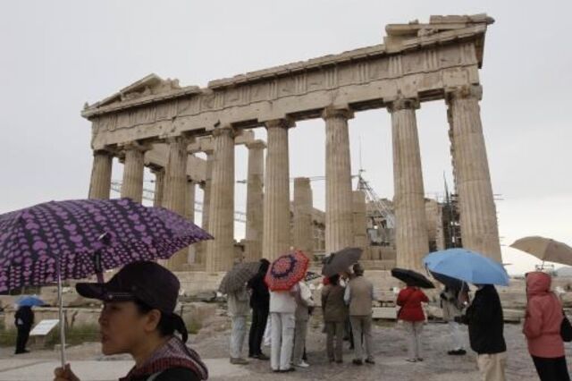 Credores terminam visita a Atenas um dia após anúncio de descida de impostos