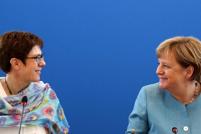Conservadores alemães preferem delfim de Merkel para liderar CDU