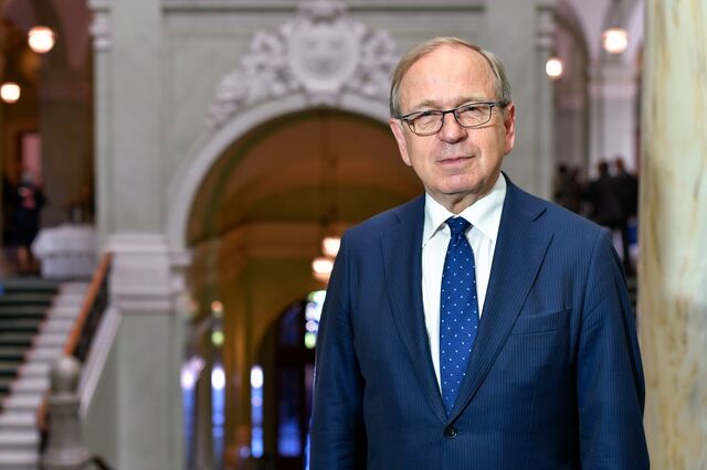 Erkki Liikanen na frente da corrida para suceder a Mario Draghi