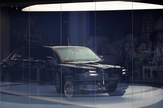 Limusine de Putin no arranque do salão automóvel de Moscovo