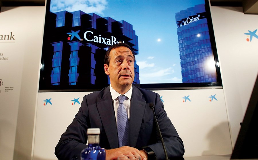 # Porque Sobe - O CaixaBank vai passar a ter o controlo total no capital do BPI, esperando que a perda da qualidade de sociedade aberta, que afastará todos os accionistas minoritários, fique concluída até ao final do ano. Gonzalo Gortázar é a face do investimento do grupo espanhol no banco, que tem vindo a desfazer-se de activos em sectores não estratégicos. Também tem havido alienação de negócios do BPI ao próprio accionista. É o CaixaBank a transformar-se num banco ibérico. Com Gortázar ao leme.