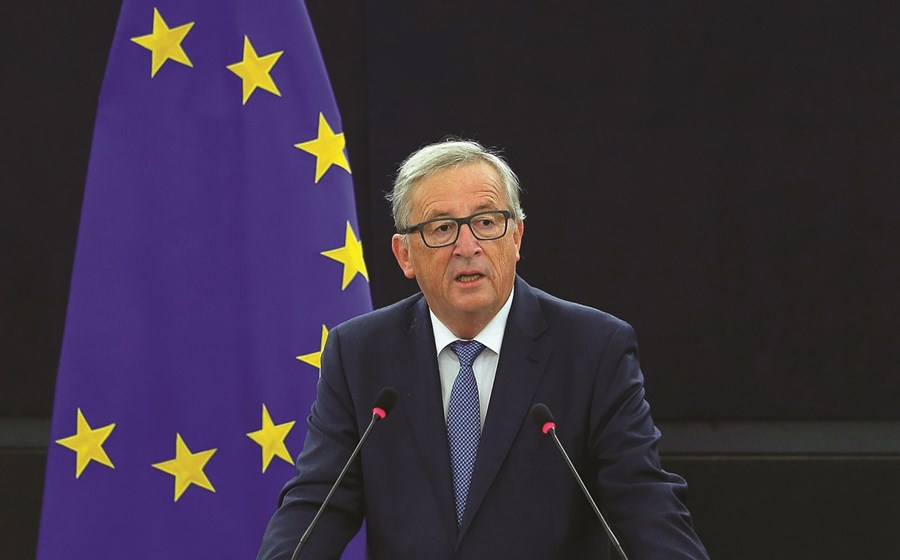 # Porque Desce - Jean-Claude Juncker espelha o poder da Comissão Europeia sobre Portugal, agora com menor peso. O país deixou de estar sob o seu jugo em termos de assistência financeira, mas continua a ter de cumprir em questões económicas. Mas aí, Mário Centeno é agora o líder do grupo dos ministros das Finanças da Zona Euro. O mandato de Jean-Claude Juncker termina no próximo ano, quando o Reino Unido deixará a União Europeia. Pelo meio, ainda tem de travar uma guerra comercial com os EUA.