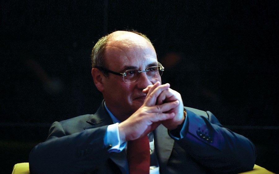 # Porque Desce - António Vitorino acaba por descer neste 'ranking', mas por ascensão de outros poderes. A sua força não se desvaneceu durante 2017 e 2018. Pelo contrário. Mas a 1 de Outubro vai assumir funções internacionais, e por ventura ficará mais limitado no exercício das suas influências em terras nacionais. Ainda assim, continuará a ser uma voz ouvida por todos os quadrantes políticos, mesmo fora da sua cor partidária, e mais afastado dos holofotes mediáticos portugueses. 