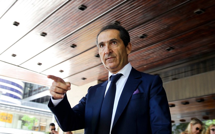 # Porque Desce - A febre compradora de Patrick Drahi conduziu à expansão do grupo a 10 territórios, entre os quais os EUA. Em Portugal, depois da entrada discreta em 2012 através da Cabovisão, deu o passo de gigante e comprou a incumbente PT. Um negócio que, só por si, confere poder suficiente ao gestor por cá. Mas que este ano cai seis lugares com o fim do negócio da compra da TVI e a dor de cabeça da redução da dívida superior a 50 mil milhões de euros. Já vendeu alguns activos até em Portugal.  