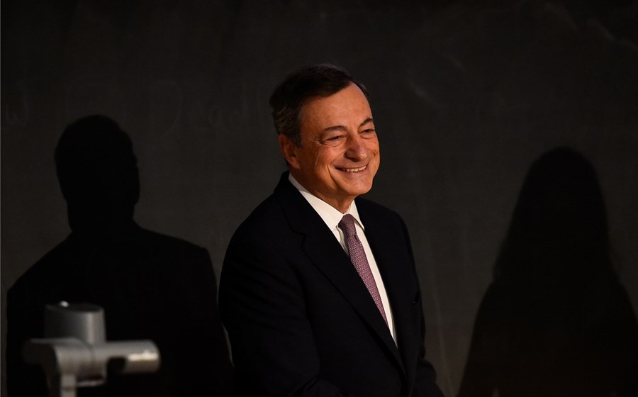 # Porque Desce - Desde 2012 que Mario Draghi consta da lista dos Mais Poderosos. A um ano de ser substituído no cargo que lhe dá poder na Europa e num momento em que o Banco Central Europeu caminha para a normalização da política monetária, a influência do BCE tenderá, agora, a diminuir. Ainda assim, Draghi mantém-se muito poderoso, tanto que só desce um lugar face ao ano passado. A forma como vai conduzir a estratégia no próximo ano pode ser decisiva para o legado que vai deixar.