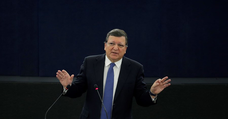 # Porque Desce - A sua ligação ao Goldman Sachs fez Durão Barroso subir no 'ranking' dos Mais Poderosos do Negócios em anos anteriores. No entanto, as dúvidas demonstradas nomeadamente pela provedora de Justiça da União Europeia limitam a sua margem de acção. Tudo o que faz e todas as reuniões que tenha serão olhadas à lupa. O Goldman Sachs terá também um novo presidente, o que, para já, motiva dúvidas sobre as mudanças que poderá operar no banco mais poderoso do mundo.