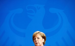 Merkel sob ataque cerrado. Mandato em risco?