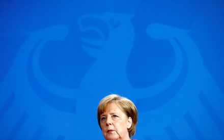 Merkel sob ataque cerrado. Mandato em risco?
