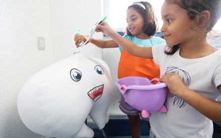 As crianças envolvidas neste projecto começam desde cedo a lidar com as questões da saúde oral. 