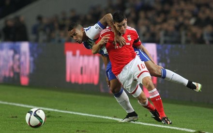 Benfica e Porto facturaram mais de mil milhões a vender jogadores para as principais ligas