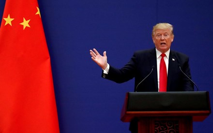 'Não há outra opção'. China vai retaliar contra novas tarifas impostas por Trump   