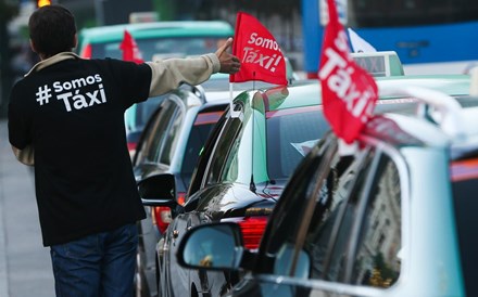Cerca de 500 taxistas em protesto à porta da Assembleia da República