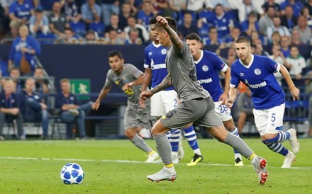 Acções do FC Porto sobem mais de 3% após empate com o Schalke