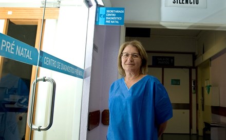 Na preparação e depois na mesa de operações é essencial a função da enfermeira Conceição Lopes no apoio aos cirurgiões do Hospital de Vila Nova de Gaia. 