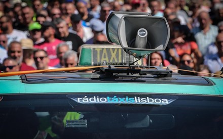 Associações de táxis terminam protesto contra lei das plataformas electrónicas