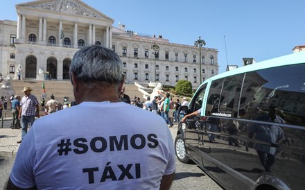 Taxistas 'cansados' mas dispostos a continuar 'mais uns diazinhos'