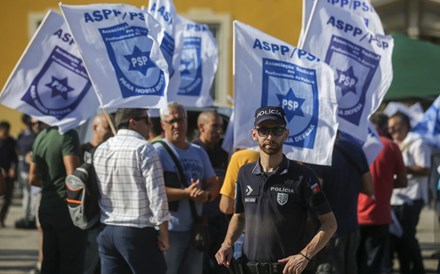 Polícias manifestam-se diante das Finanças para que Governo cumpra decisão judicial