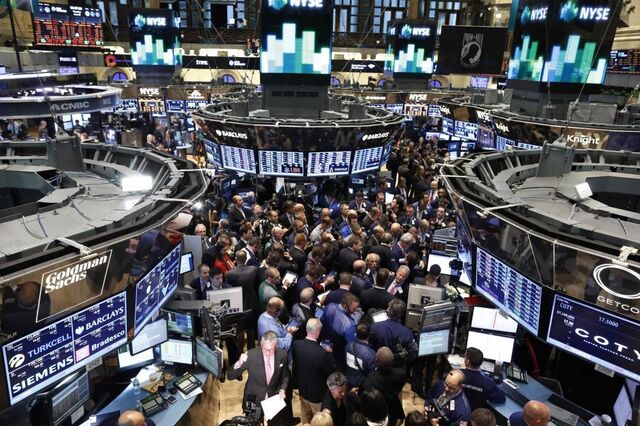 Bolsa de Itália em mínimos de 2017. Juros disparam para níveis de 2014