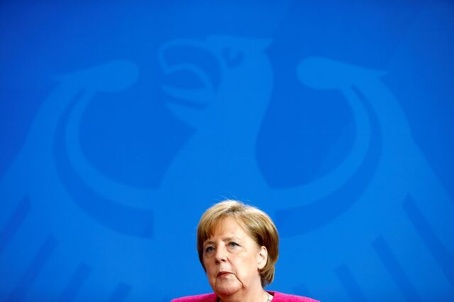 Merkel sob ataque cerrado. Mandato em risco?