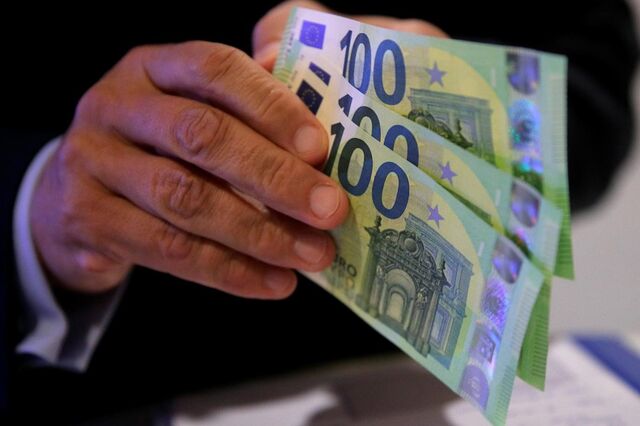 Euro supera dólar como moeda de pagamento pela primeira vez desde 2013