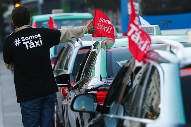 Cerca de 500 taxistas em protesto à porta da Assembleia da República