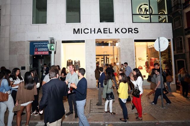 Michael Kors oficializa compra da Versace por 1,83 mil milhões