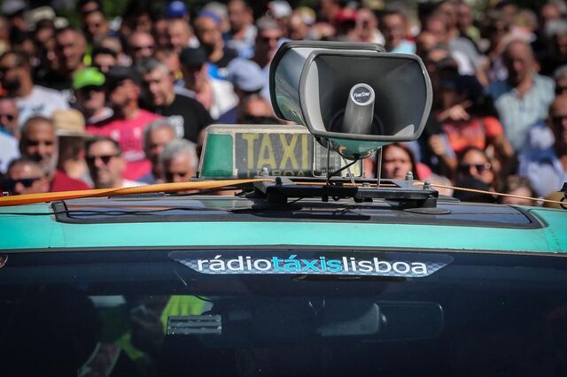 Associações de táxis terminam protesto contra lei das plataformas electrónicas