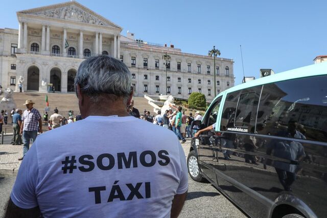 Taxistas 'cansados' mas dispostos a continuar 'mais uns diazinhos'