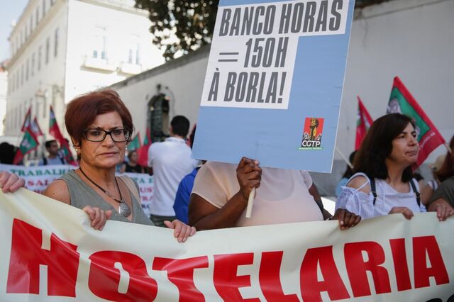 Trabalhadores reclamam aumento dos salários à porta da Cimeira do Turismo 