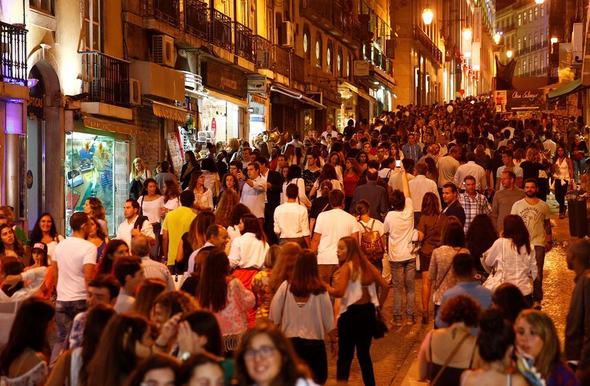 Consumo pessoas baixa chiado