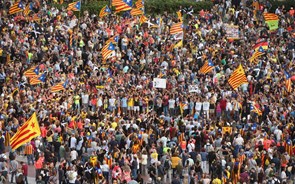 Independentistas catalães e polícia em confronto em Barcelona 
