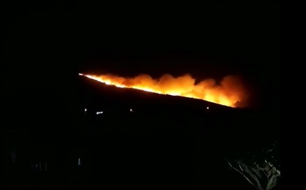 Fogo na serra de Sintra dominado