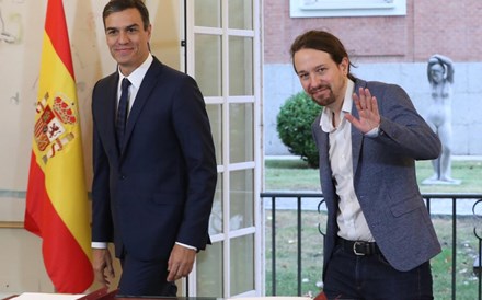 Acordo entre Governo de Sánchez e Podemos aumenta salário mínimo em Espanha para 900 euros