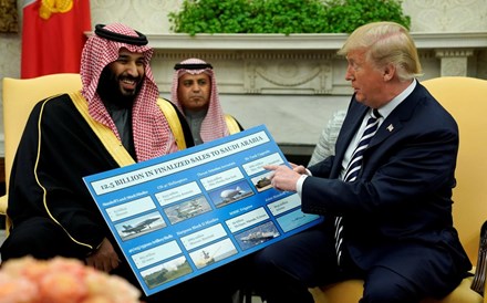 Trump mantém laços com sauditas para petróleo não 'disparar'